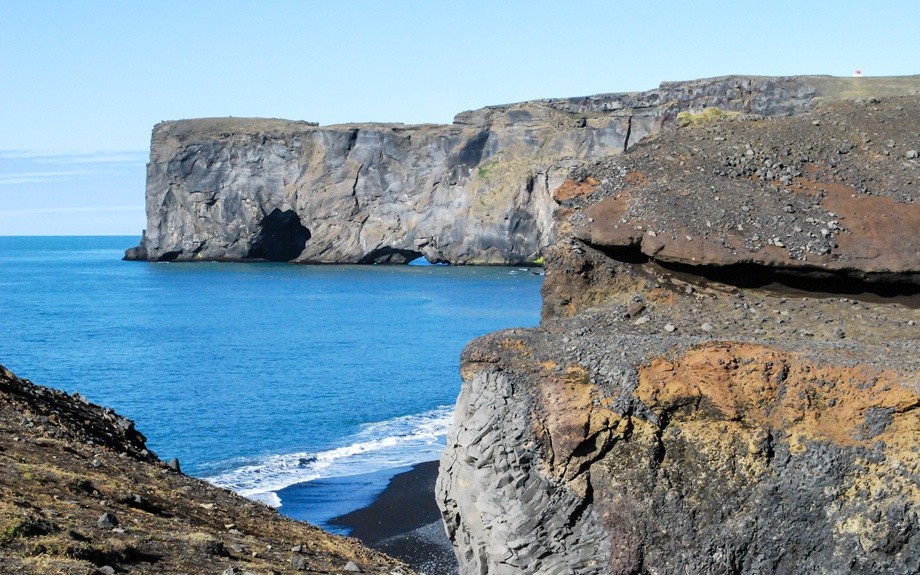 Navigazione sotto l'arco di Dyrhólaey